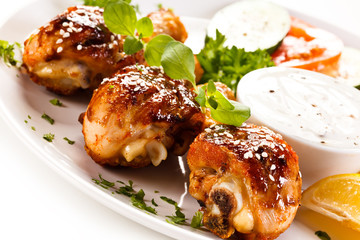 Grilled chicken drumsticks and vegetables 