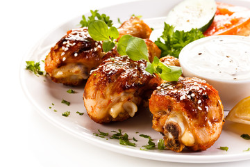 Grilled chicken drumsticks and vegetables 