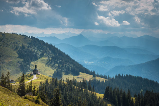 Panorma mit Kapelle auf dem Wallberg am Tegernsee, Bayern, Deutschland