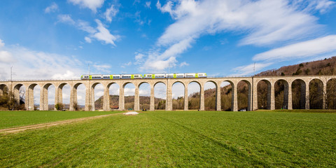 Fototapeta premium Eisenbahnviadukt bei Gümmenen, Schweiz