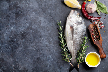 Zutaten zum Kochen von rohem Fisch