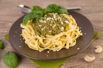 Nudeln mit grünem Pesto und Parmesan