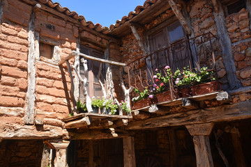 balcón viejo de madera © uzkiland