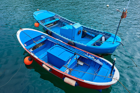Barcas de Pesca Ancladas en el Puerto de Tazones, Asturias, Espa&ntilde;a