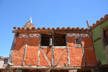 ventanas en una casa vieja de pueblo © uzkiland