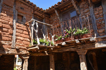 balcón viejo de madera © uzkiland