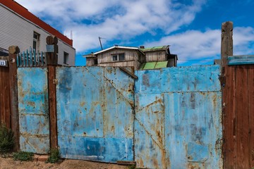 Blaues Einfahrtstor in Ulan Bator