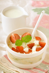 Breakfast with farmer cottage cheese, strawberries and mint