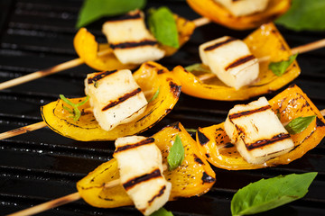 Halloumi cheese and bell pepper skewers