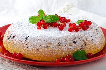 Vanilla sponge cake with fresh red currants