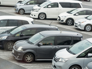 Obraz na płótnie Canvas 駐車場に並んだ乗用車