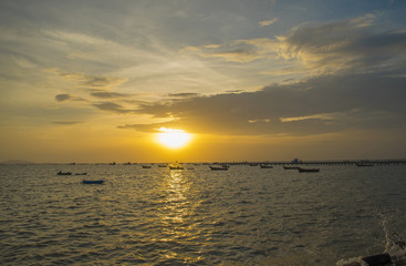 Obraz premium Landscape with sunset at the seashore and beautiful sky, Bangpha, Thailand 