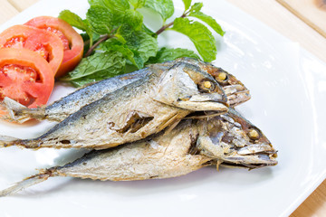 Fried mackerel with vegetable in white dish
