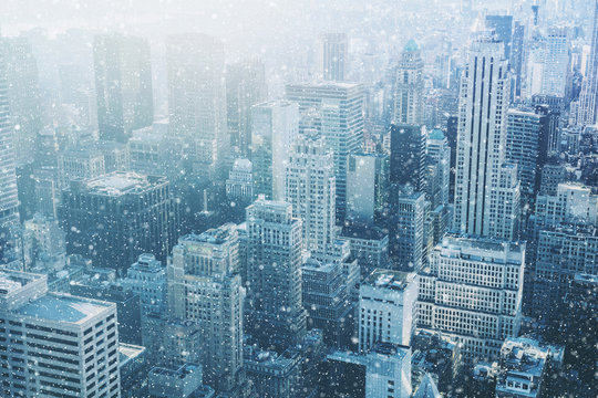 Fototapeta Snow in New York City - fantastic image,  skyline with urban sky