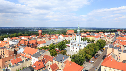 Fototapeta na wymiar Chełmno, Panorama starego miasta z rynkiem, ratuszem i wieżą ciśnień. W oddali Wisła