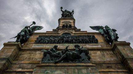 Fototapeta na wymiar Niederwalddenkmal in Rüdesheim am Rhein an einem bewölkten Tag