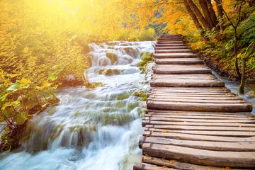 Foto op Canvas Schilderachtige watervallen en houten pad - pittoreske herfst © Taiga