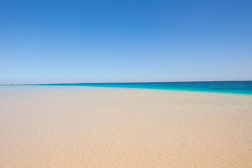 Fototapeta na wymiar Beautiful turquoise ocean beach