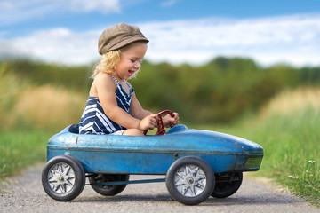 Outdoor- Spielzeug, Tretauto fahren im Spätsommer