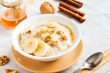 oatmeal porridge with banana, nuts and honey