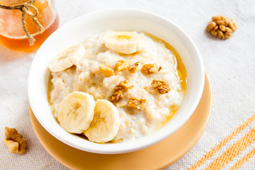 oatmeal porridge with banana, nuts and honey