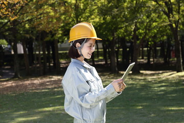 公園にいる作業着を着た女性