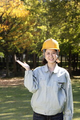 公園にいる作業着を着た女性