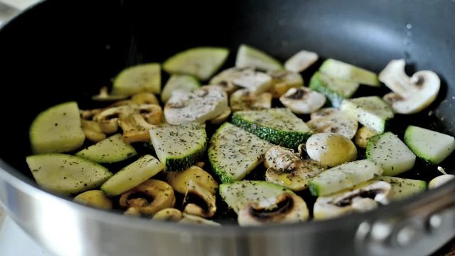 Kochen - Vegetarische Pfanne w&uuml;rzen