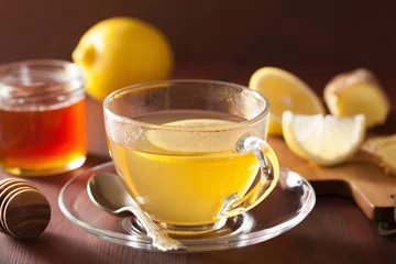 Photo sur Plexiglas Theé thé au miel citron gingembre chaud dans une tasse en verre