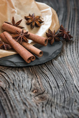 Zimt und Anis auf altem Holzbrett