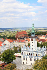 Obraz premium Ratusz w Chełmnie – z końca XIII w, został rozbudowany w latach 1567-1572 i ponownie w okresie 1884-1887. Cenny zabytek polskiego renesansu jest siedzibą Muzeum Ziemi Chełmińskiej