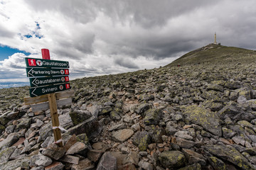 Slates, signs direction on the trail to the summit Gaustatoppen