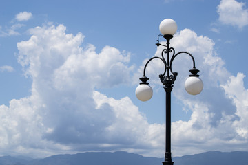 Lampione sul Lungomare di Reggio Calabria, Sicilia sullo sfondo 