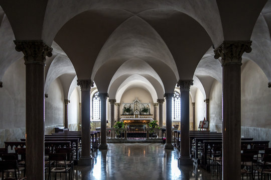 Interno con altare e navate di una chiesa