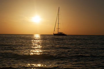 Fomentera, Isole Baleari: una barca a vela al tramonto a Ses Illetes, una delle spiagge più famose dell’isola, sul versante ovest della penisola Trucador, il 6 settembre 2010