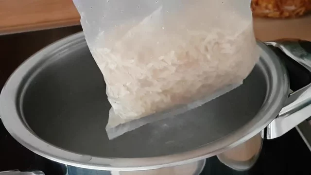Reis kochen - Ein Reisbeutel wird in einen Topf mit kochendem Wasser  gegeben Stock-Video | Adobe Stock