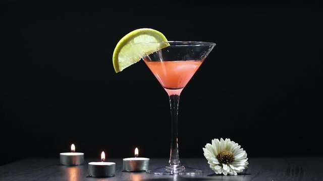 Add ice in a coctail
