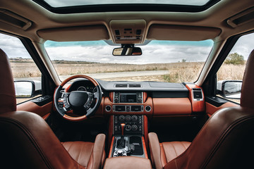 Obraz premium Nowoczesne wnętrze auta premium ze skórzanymi siedzeniami