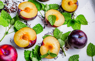 Composition with fresh plums and fresh mint
