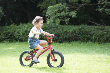 自転車に乗る女の子