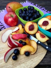 Fototapeta na wymiar Frisches Obst mit Nektarinen, Äpfeln und Weintrauben