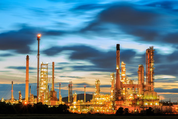 Obraz na płótnie Canvas Oil Refinery factory at twilight , petrochemical plant , Petroleum , Chemical Industry