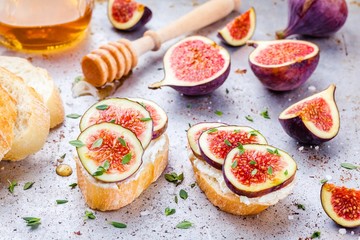 bruschetta with fresh figs, honey and thyme