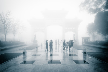 Obraz premium Historic arch in fog at Ngong Ping, on Lantau Island, Hong Kong.