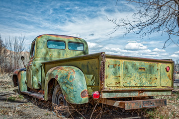 Fototapeta premium A rusted, retro pickup truck under a cloudy sky