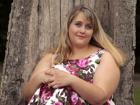 junges plus-size model schaut freundlich