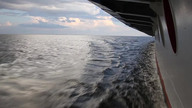 Теплоход плывет по реке