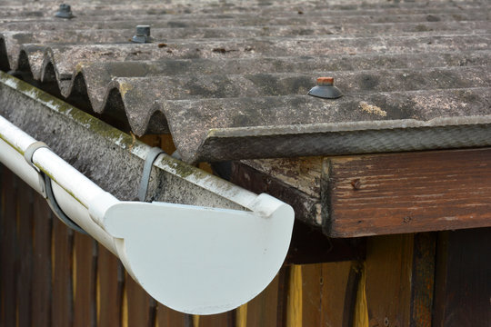 Dachrinne mit Eternitdach