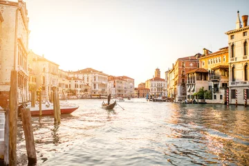 Foto op Plexiglas Gondels Venetië stadsgezicht uitzicht op het Canal Grande met kleurrijke gebouwen en gondel drijvend op de zonsondergang