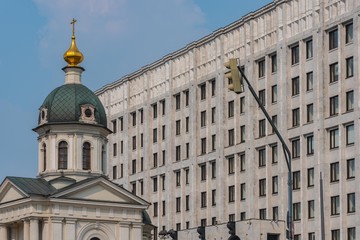 Fototapeta na wymiar Orthodoxe Kirche und Verwaltungsbau in Moskau
